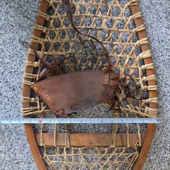 Wood and Rawhide Vintage Traditional Huron Snowshoes 43" x13.5", made in Canada - Picture 11 of 16